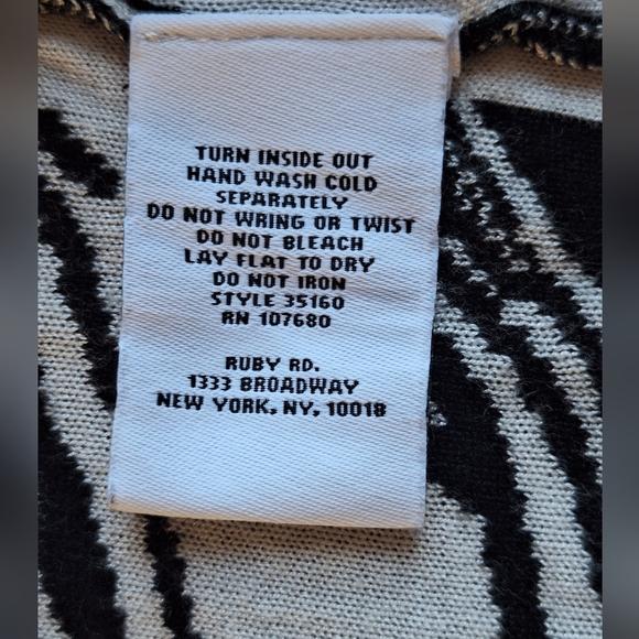 Ruby Rd. Monochrome Abstract Pattern Top - Picture 6 of 6